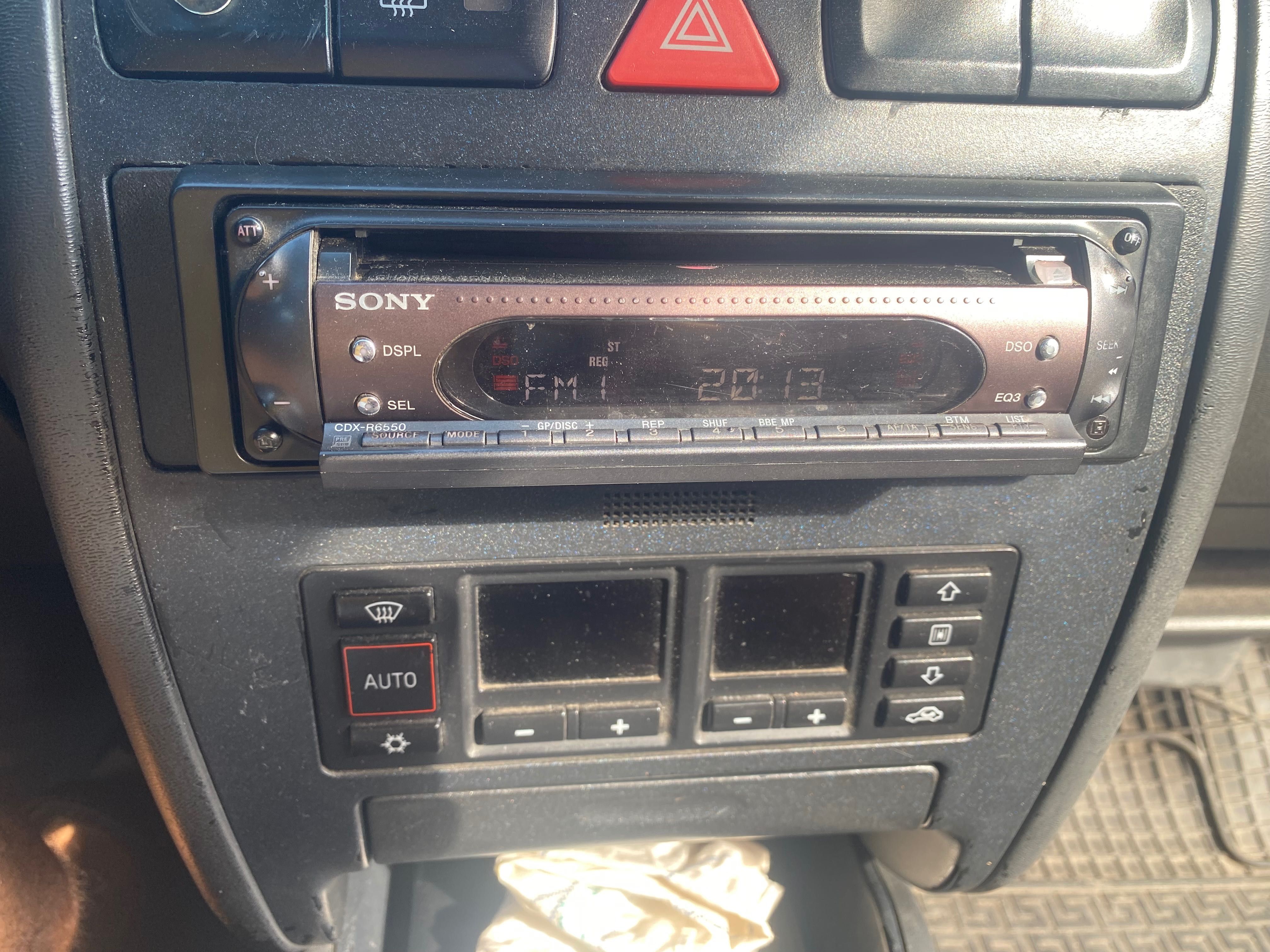 Продається Магнітола соні cdx r6550