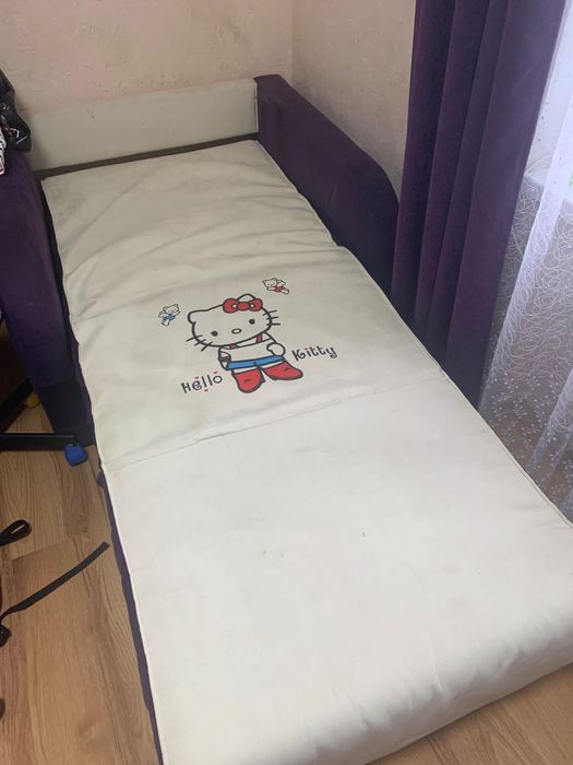 Крісло, стіл, шафа, поличка у кімнату дівчинки