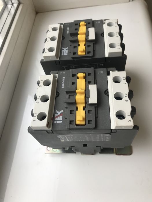 Контактор IEK  КМИ-34012