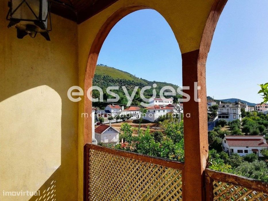 Emblemática moradia senhorial mobilada na vila de Alpedrinha