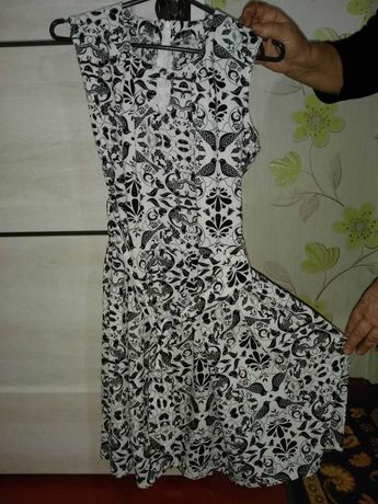 Сукня жіноча літня з принтом, біло-чорна. Дуже приємна до тіла