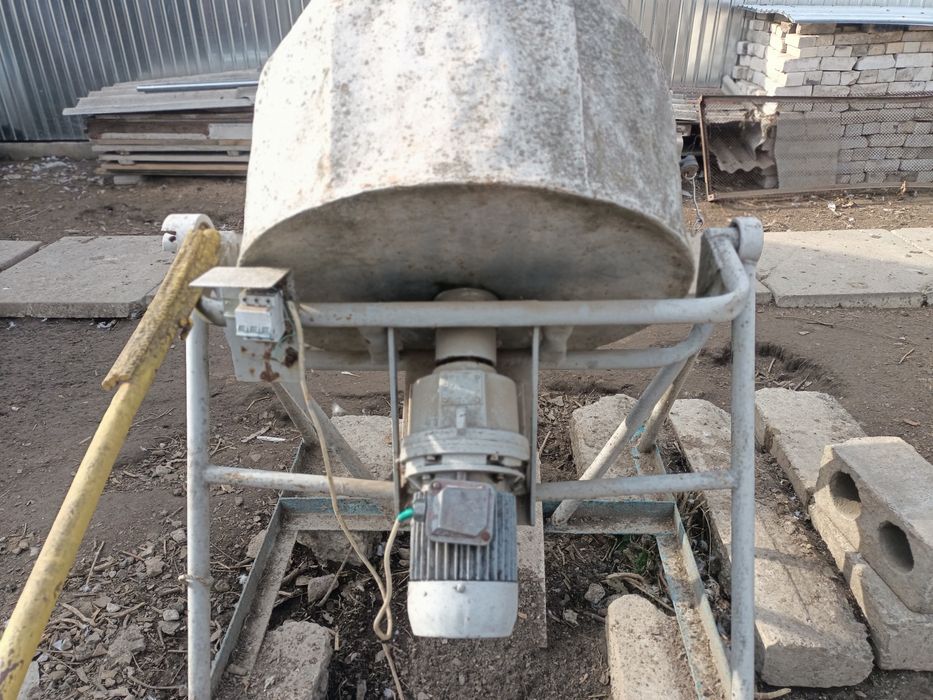 Бетонозмішувач (бетономішалка)