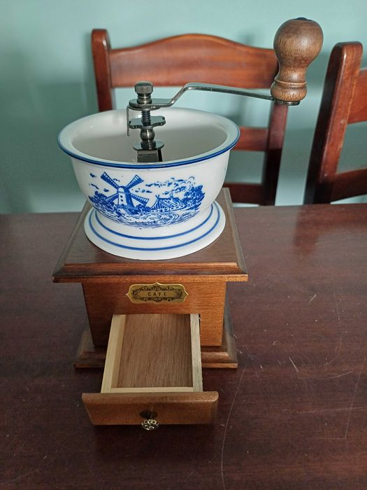 Moinho de Café Manual Retro