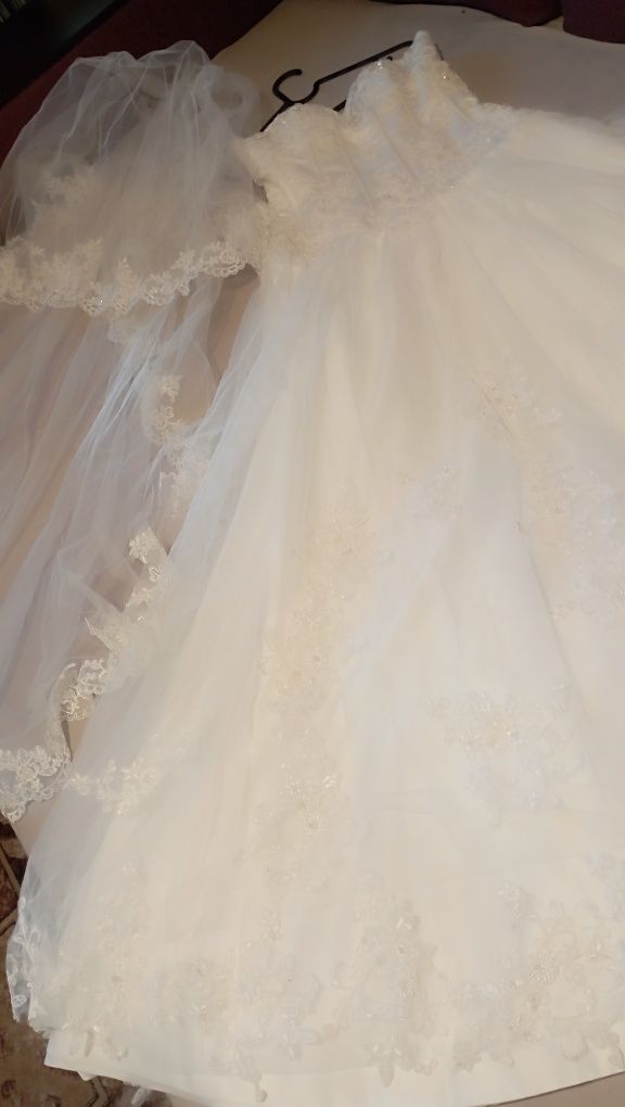 Очень красивое свадебное платье  Amberly