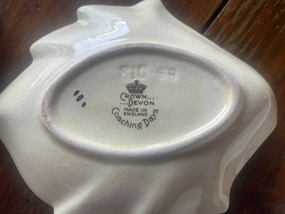 2 Pratos de Porcelana Crown Devon Coaching Days Inglaterra anos 30-40