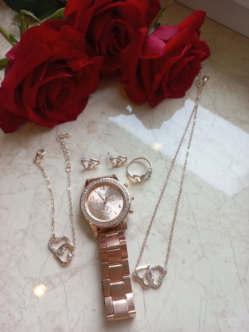 Набір :наручний годинник, сережки, кільце, браслет, підвіска (часы)