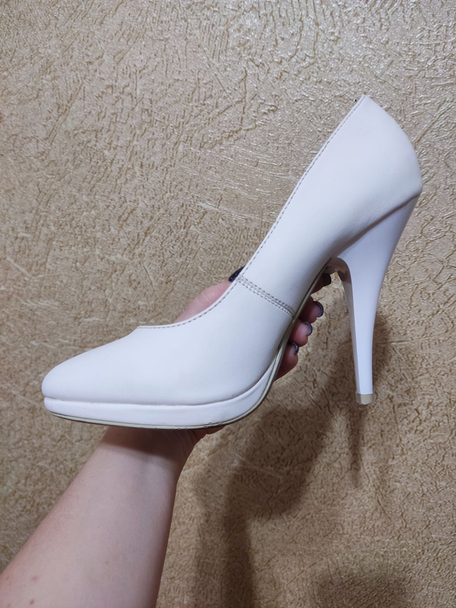 Весільні білі ніжні туфлі на маленьку ніжку 36 рр