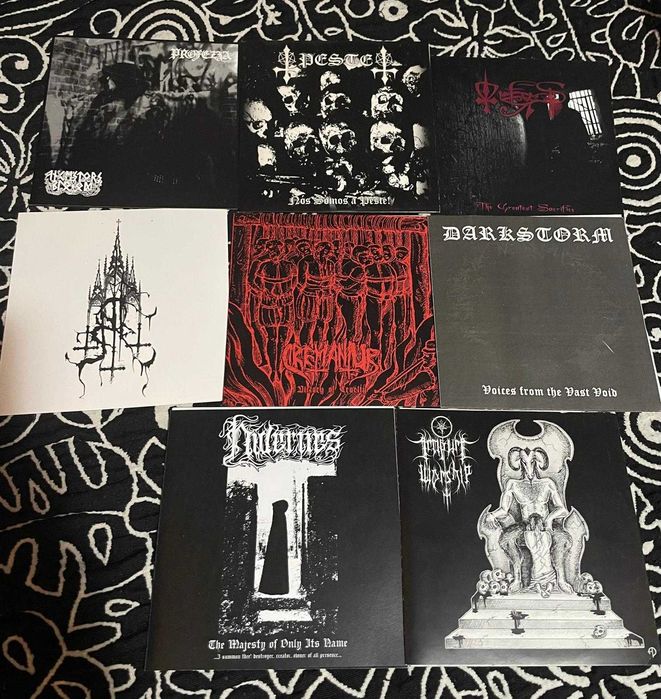 Vários discos de Vinyl Black Metal