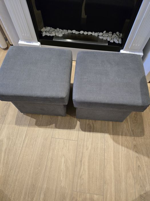 Sprzedam dwie pufy szare otwierane ze schowkami.