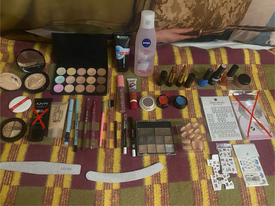 Косметика декоративная:помада,тинт,карандаши ,тени,тональный крем,лак,