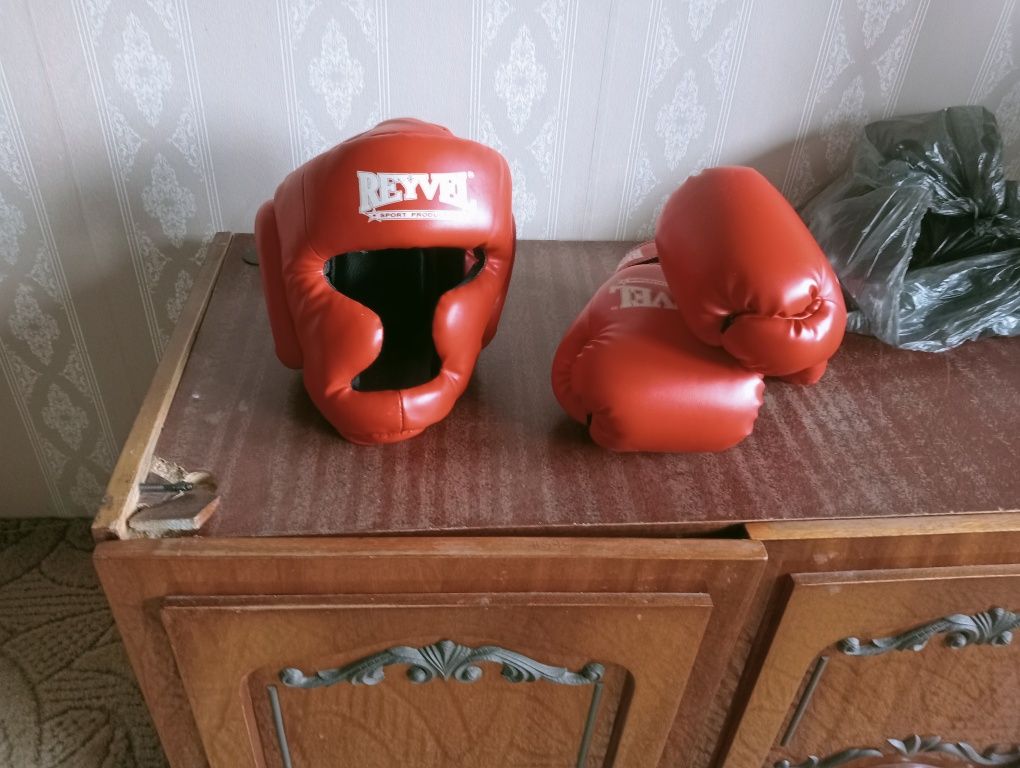 Рукавиці боксерські і шолом