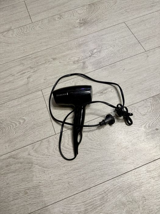 Suszarka do włosów czarna marki Remington