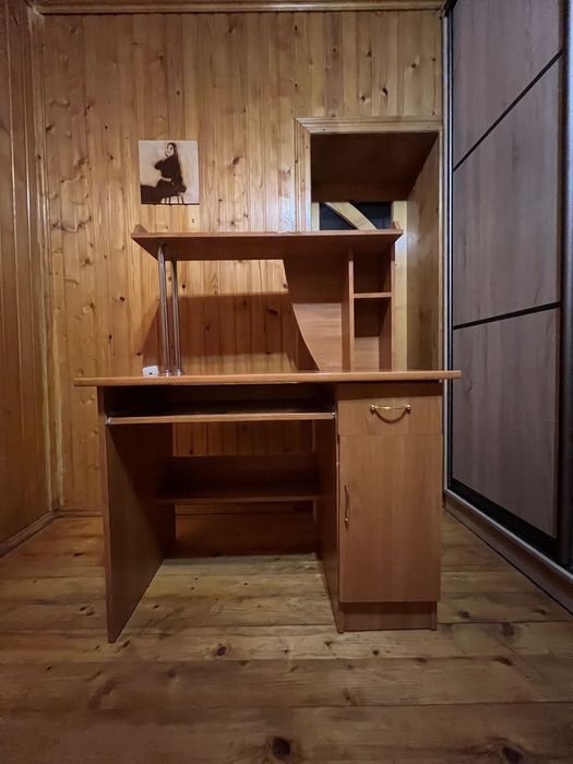 Продам дерев’яний комп’ютерний стіл зі світло-коричневого ДСП.