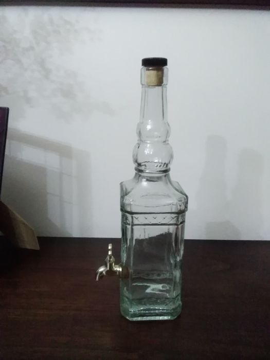 Garrafa antiga com torneira.