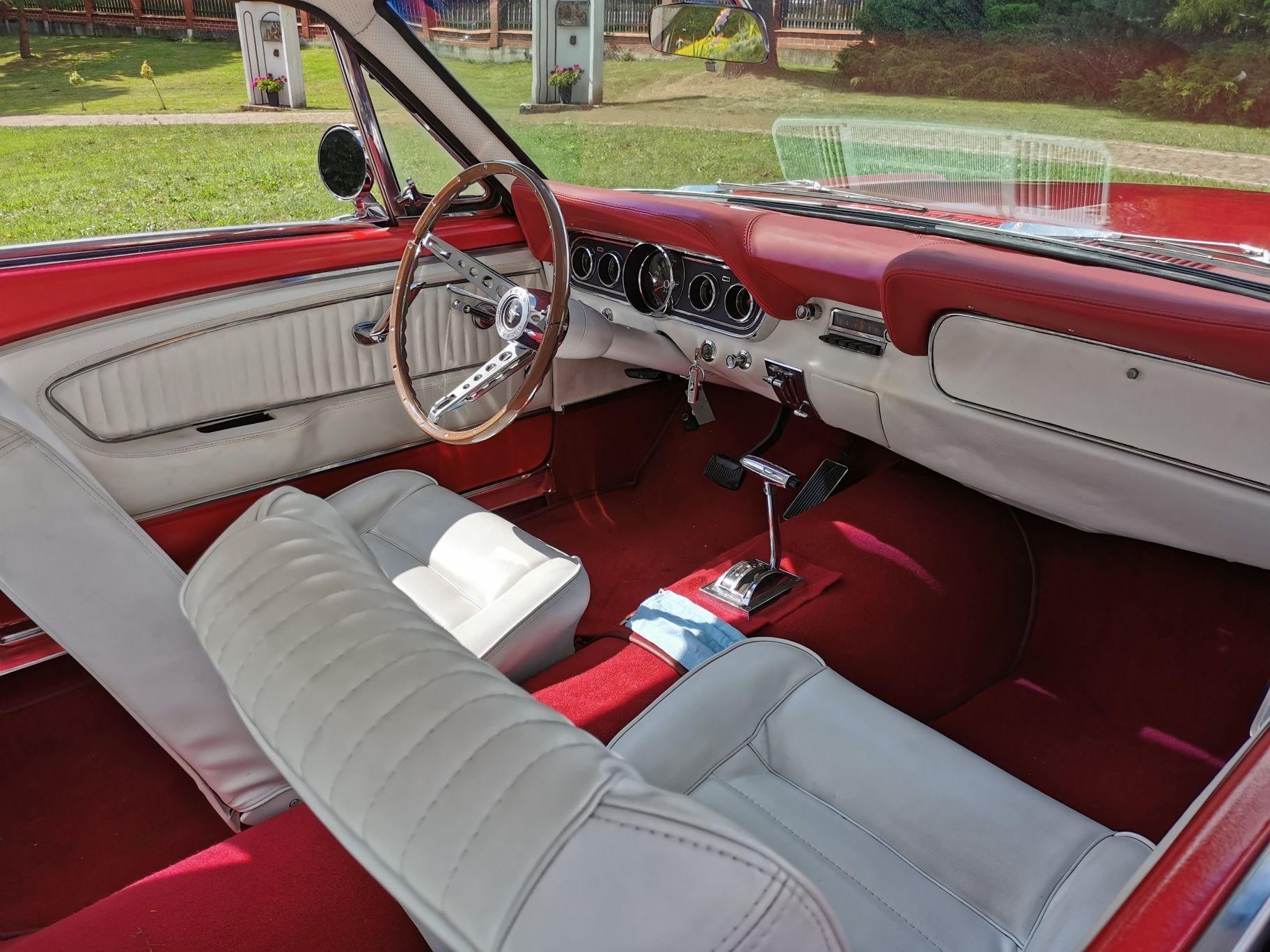 Auto do ślubu Wynajem samochodu na wesele Mustang 1966 Pojazd Retro