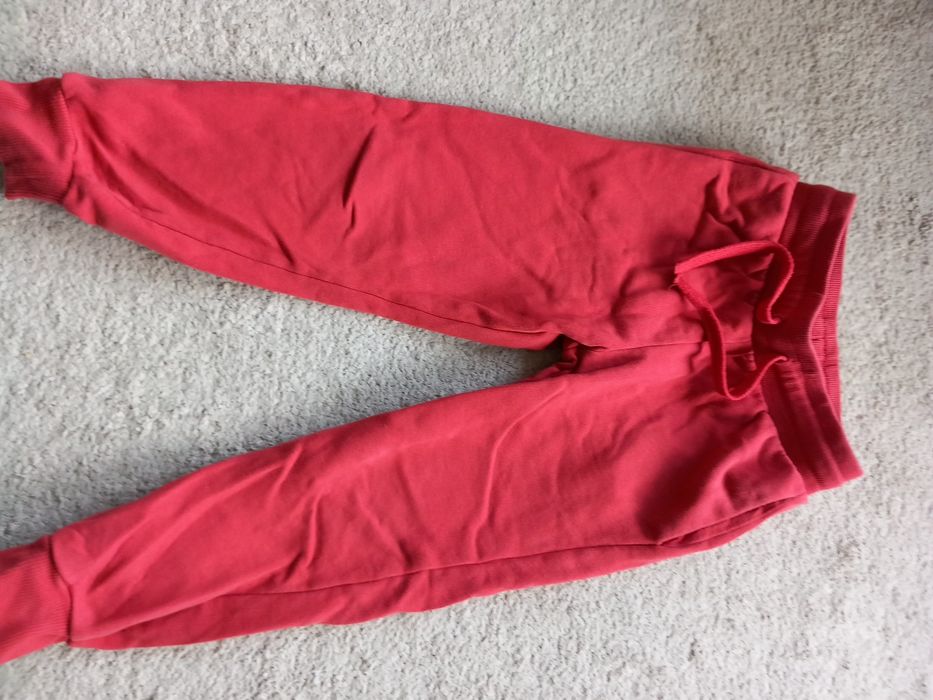Czerwone spodnie dresowe h&m 110
