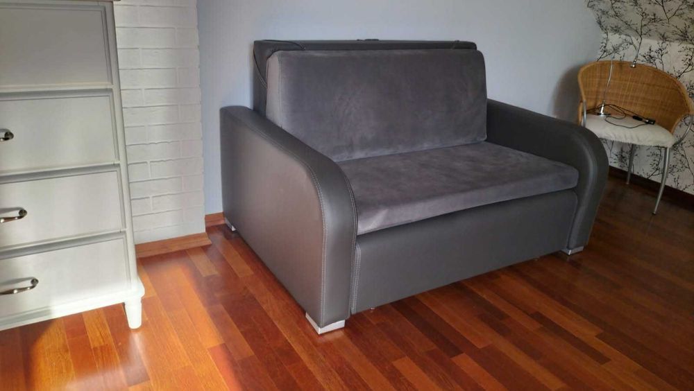 Rozkładana sofa w szarym klorze