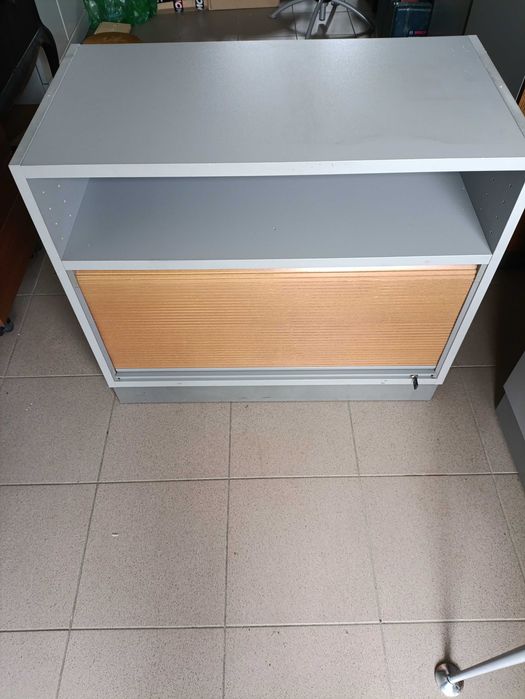 Mała szafka biurowa z roletą.