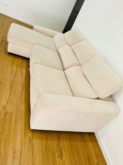 Sofá retrátil e reclinável de 3 lugares, em tecido suede bege claro.