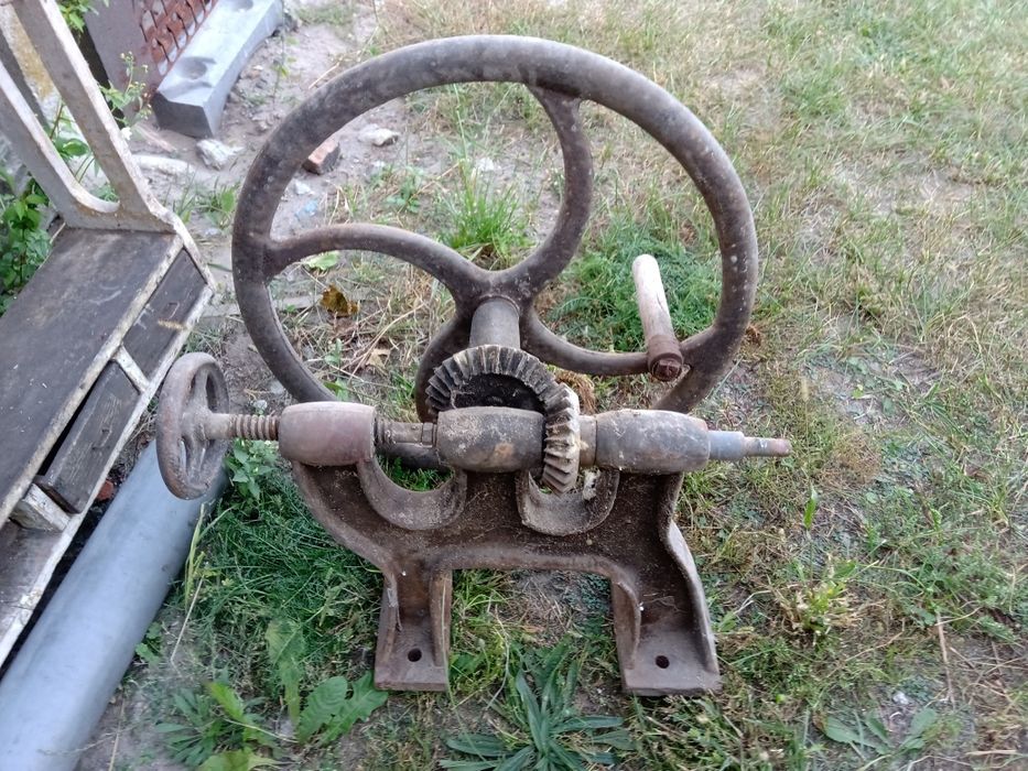 Stara wiertarka stołowa zabytek zabytkowa