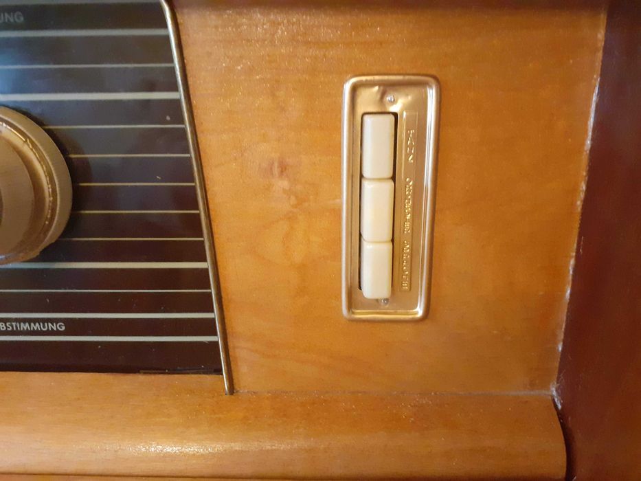 Móvel rádio e gira-discos Tonfunk Stradella