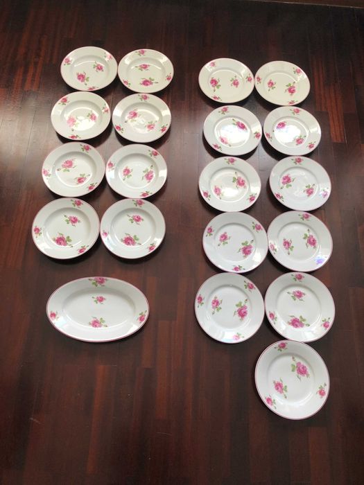 Serviço Vista Alegre rosas inicio sec XX pratos rasos, sopa e terrina