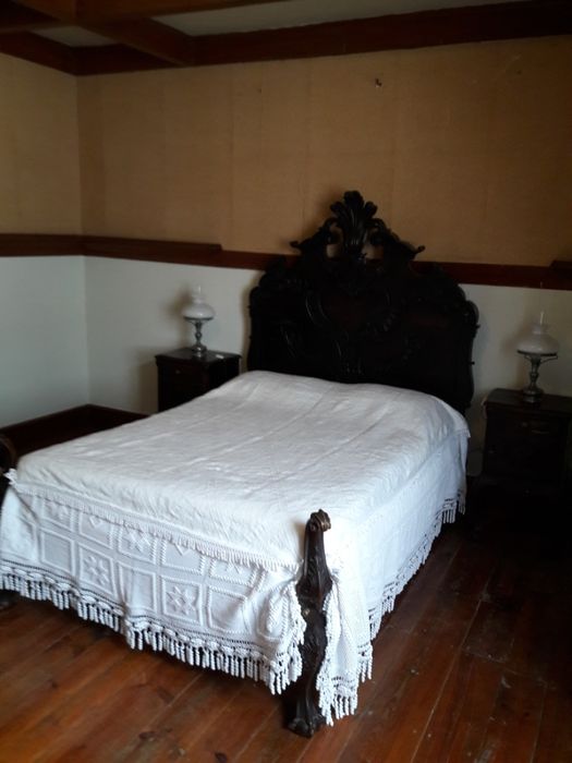 Cama antiga em madeira estilo D. João V.