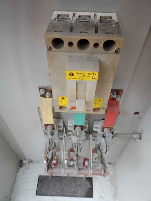 Электромонтажный шкаф  с выключателем и рубильником.