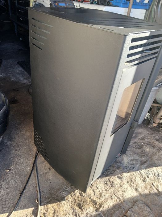 Vendo salamandra a pellets, 8kw, RedPod com pouco uso. Em bom estado.