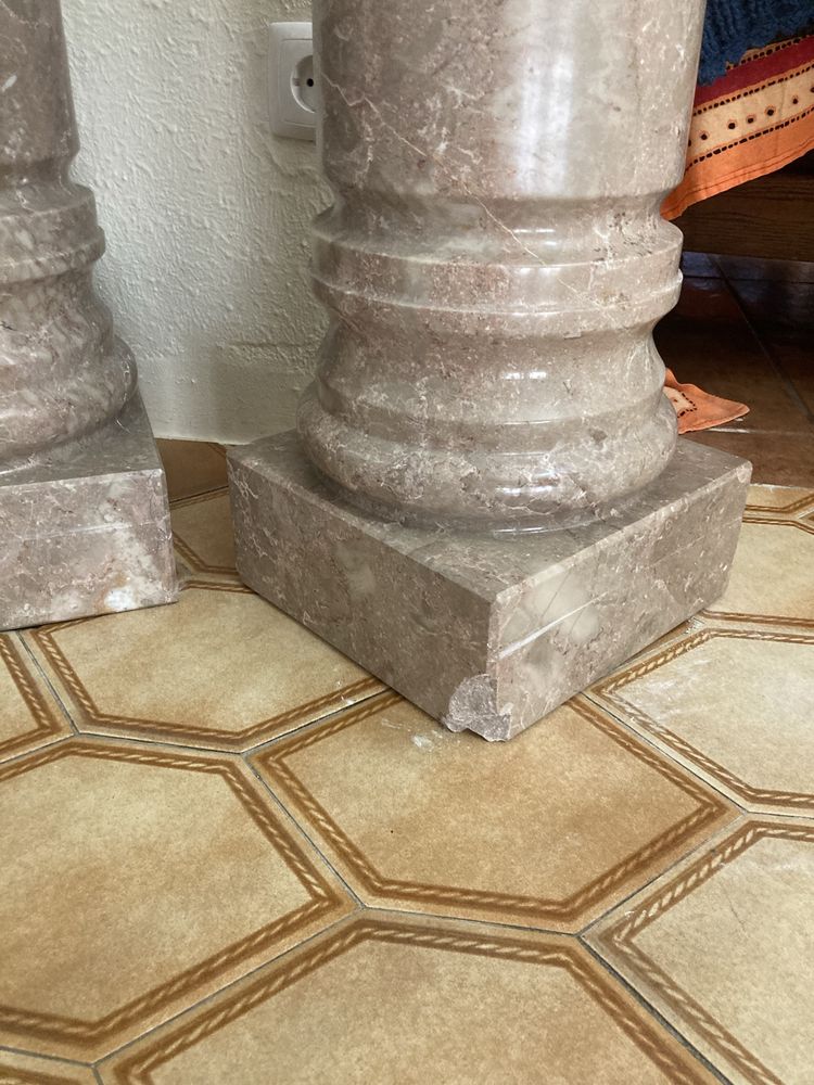 Duas colunas em pedra