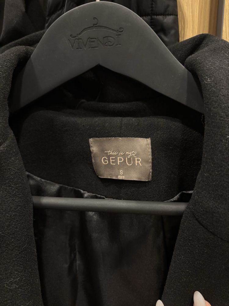 Чорне довге пальто з поясом Gepur