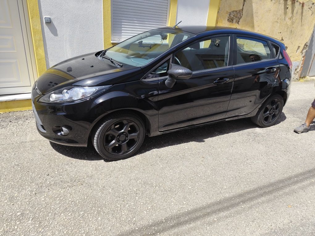 Vendo Ford fiesta 1.4 tdci pintura nova, revisão em dias extras.