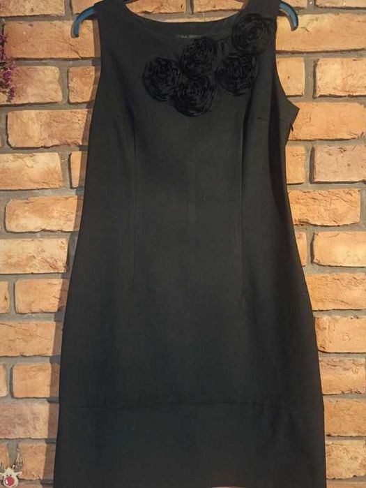 Sukienka czarna dopasowana elegancka aplikacje Savida