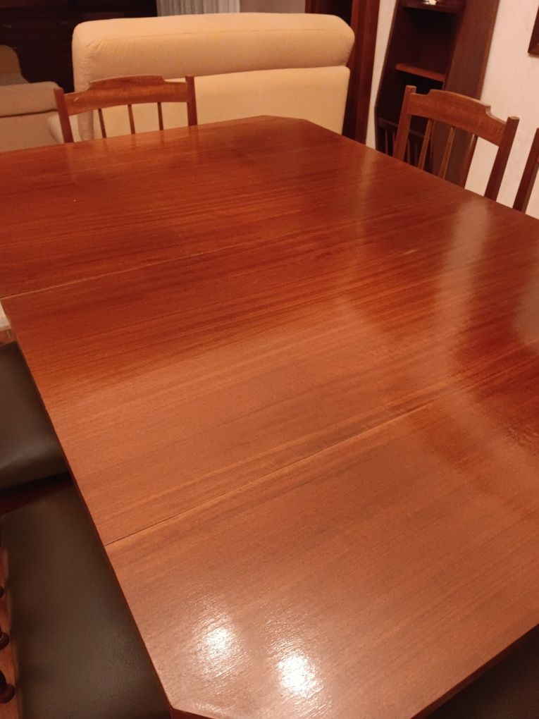 Mobília de sala de jantar como nova