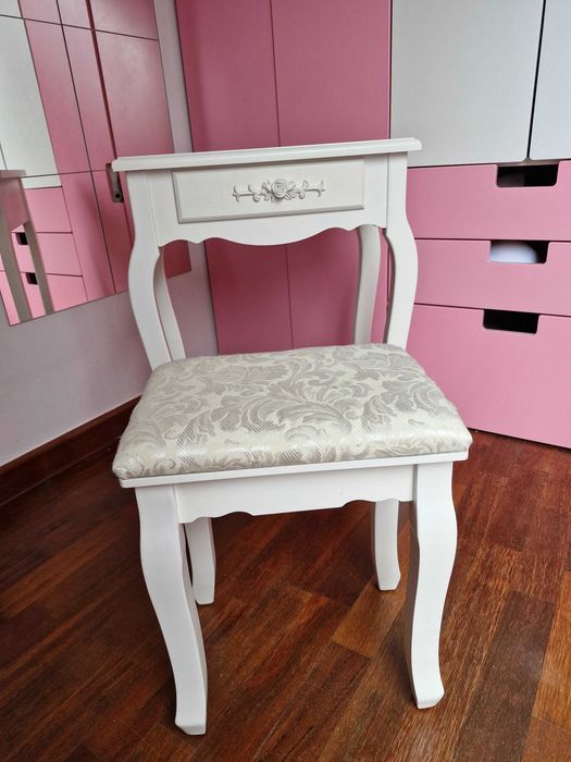 Biała mała toaletka