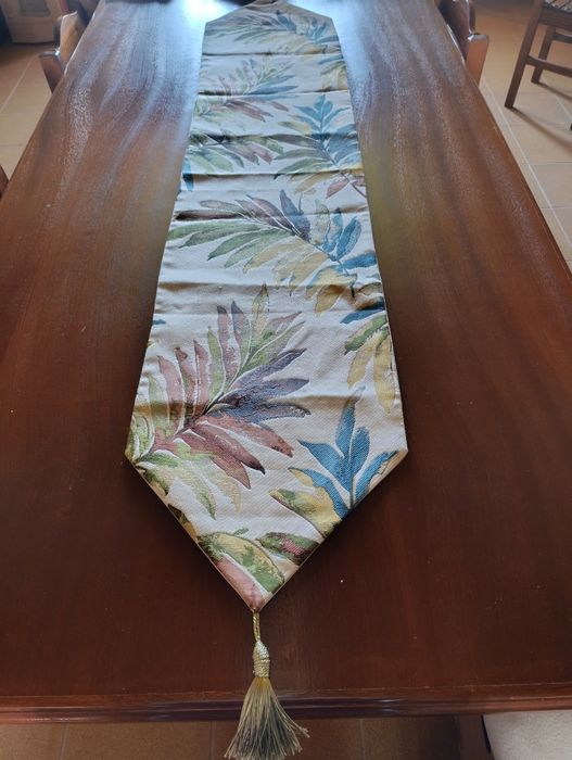 Runner com padrão de folhas