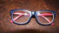 Okulary (oko prawe -0,75, oko lewe 0,5, odległość źrenic 59 mm)