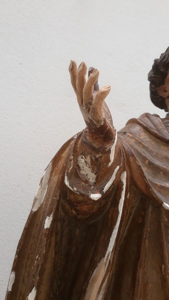 Restauro de arte sacra e mobiliário antigo.