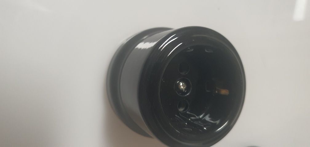 Tomadas louça novas