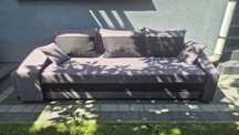 Sofa z dwiema pufami