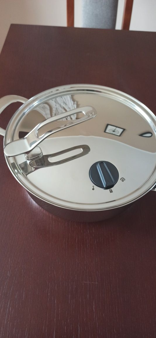 Garnek firmy tupperware