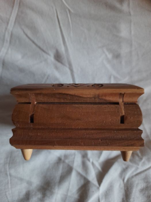 Продам деревянную шкатулку ручной работы из канадского дуба. Новая.