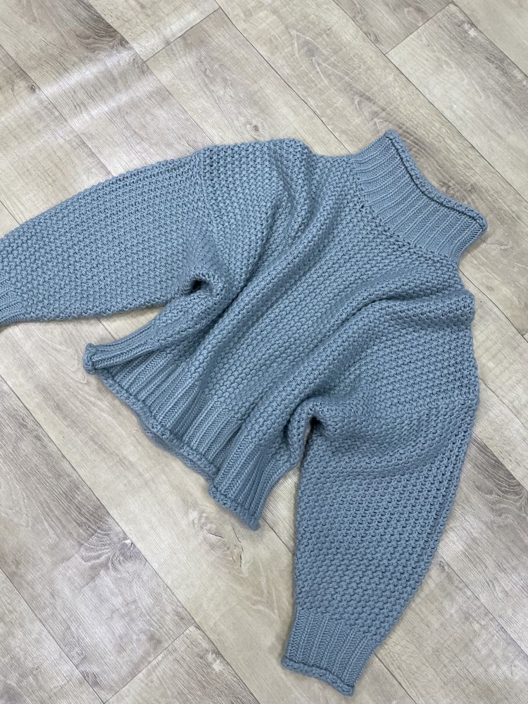 Теплий обʼємний светр, класна вʼязка, як новий