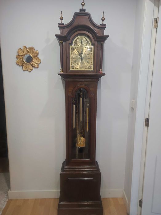 Relógio vintage de pé com pêndulo