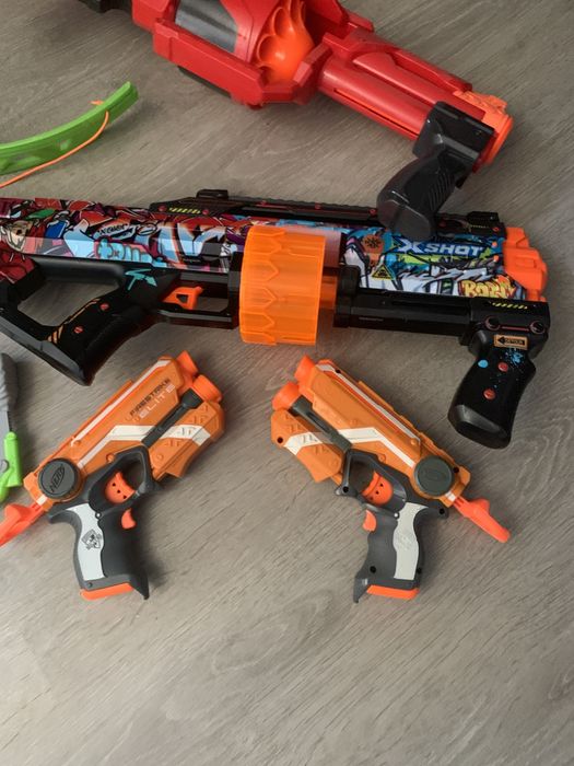 Varias armas de brincar Nerf