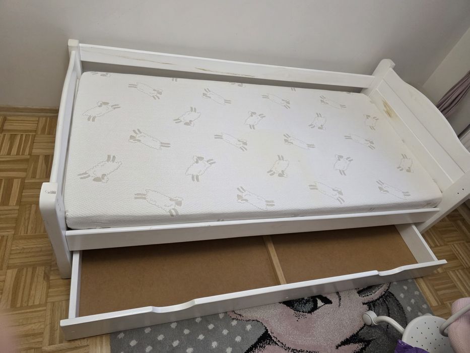 Drewniane łóżko z szufladą