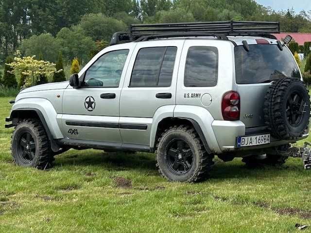 Jeep Cherokee offroad zmota
