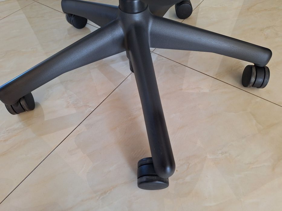 Ергономічне крісло Herman miller aeron