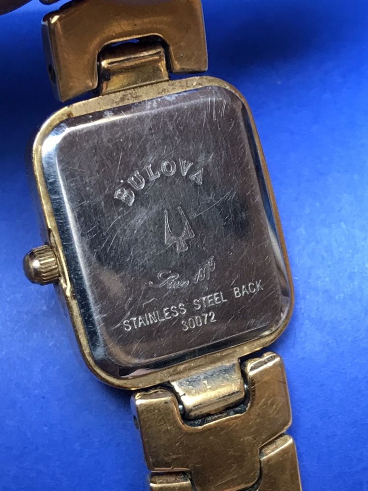 Женские наручные золотистые часы в стальном корпусе