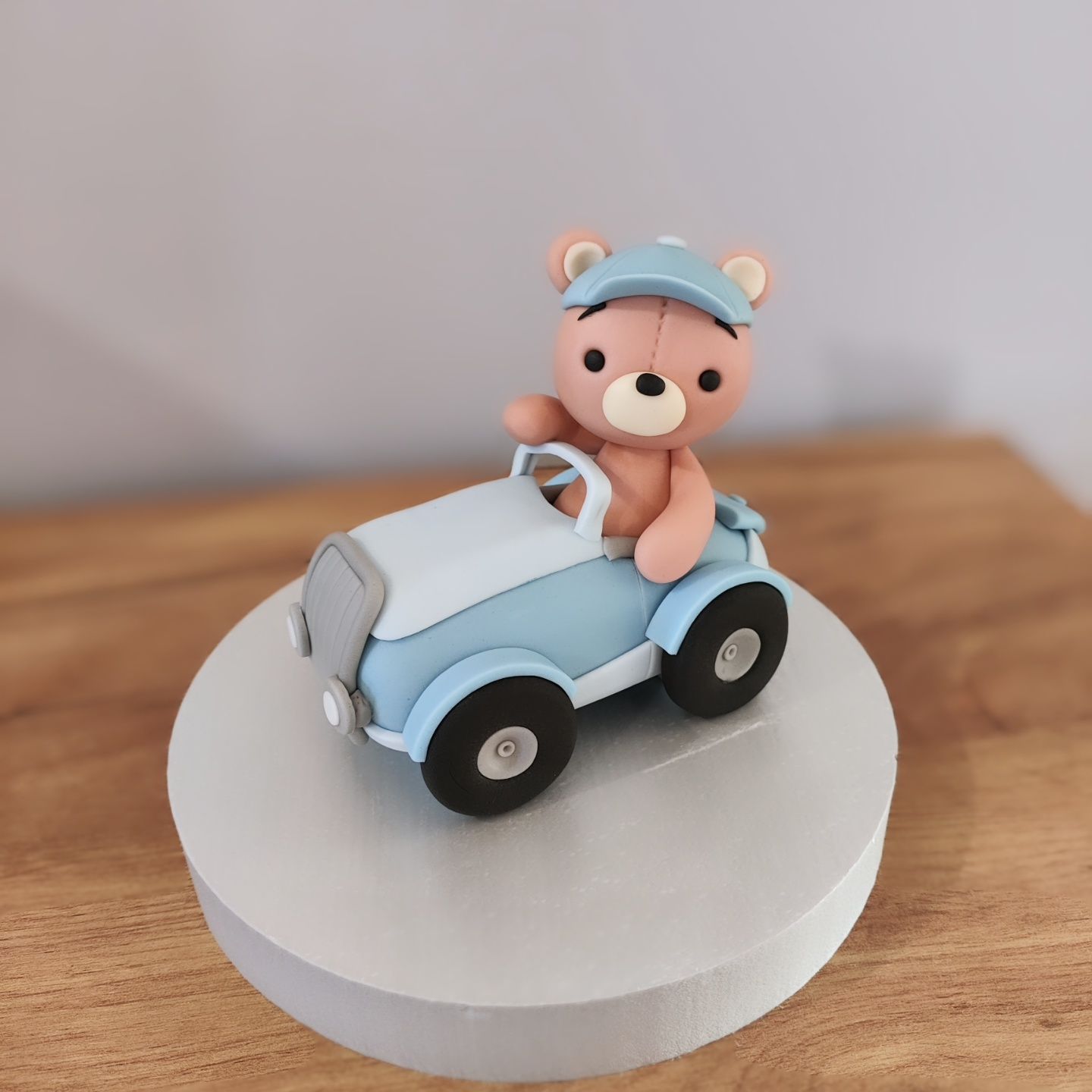 Miś w autku z masy cukrowej na tort